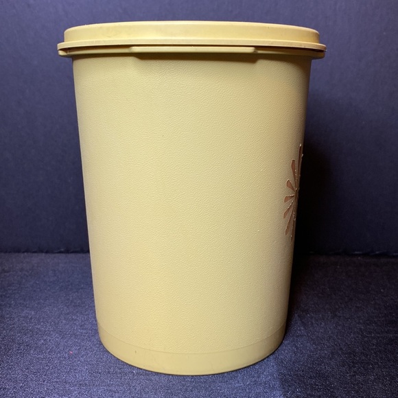 1970’s Tupperware Canister - Picture 4 of 11